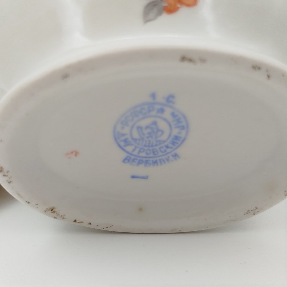 Соусник с декором в виде красных цветов, фарфор, деколь, Дмитровский фарфоровый завод (ДФЗ Вербилки), СССР, 1946-1950 гг.