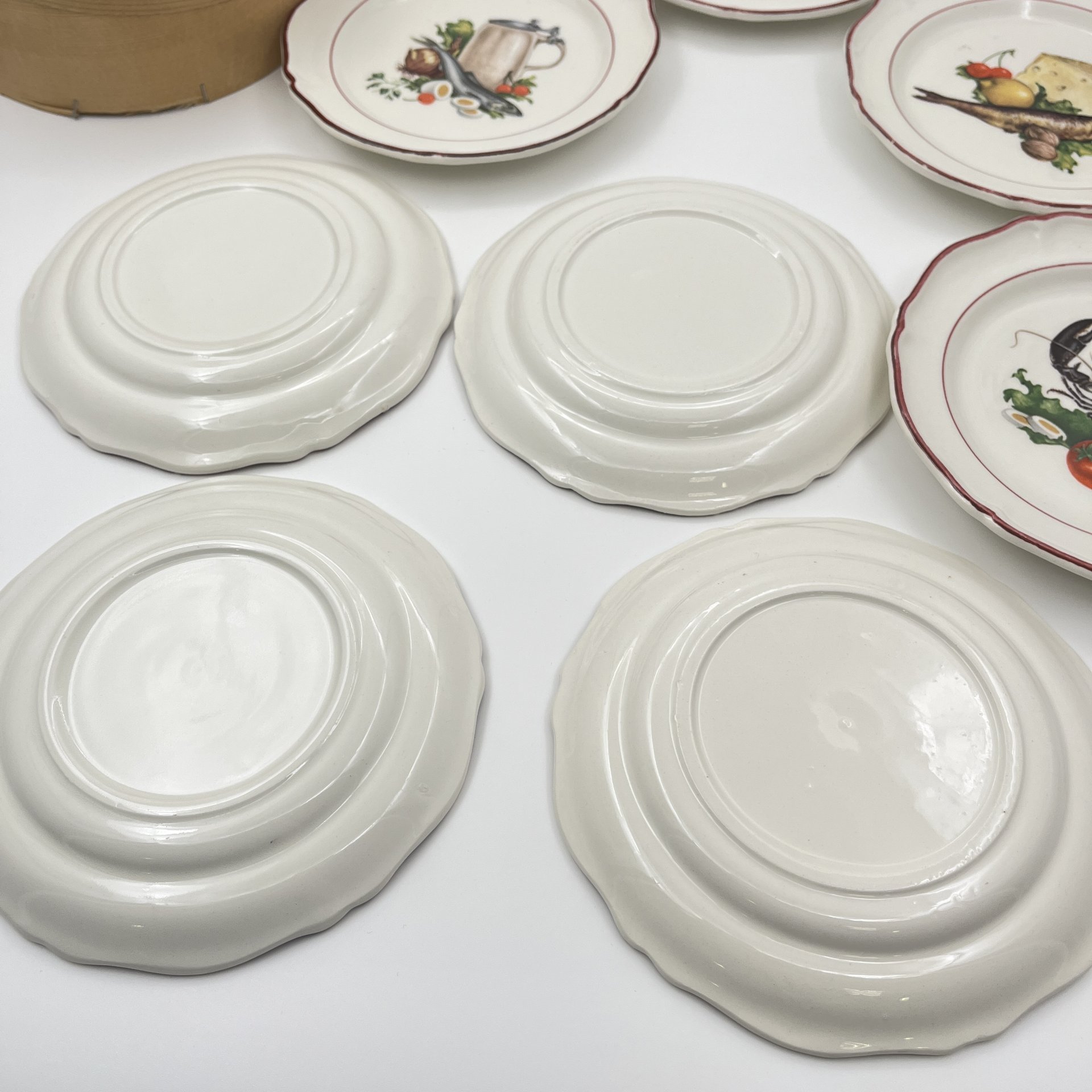 Набор из 8-ми сырных тарелок (в коробке) с изображением закусок и напитков "L'heure du cocktail"