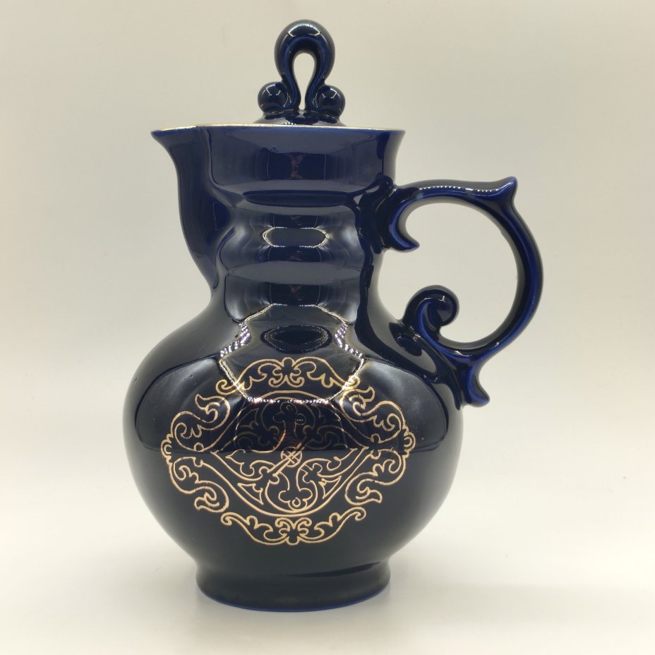 Кувшин для напитков, украшенный орнаментальным декором, фарфор, крытье кобальтом, золочение, Бронницкий завод фарфоровых изделий «Возрождение», СССР, 1971-1981 гг.