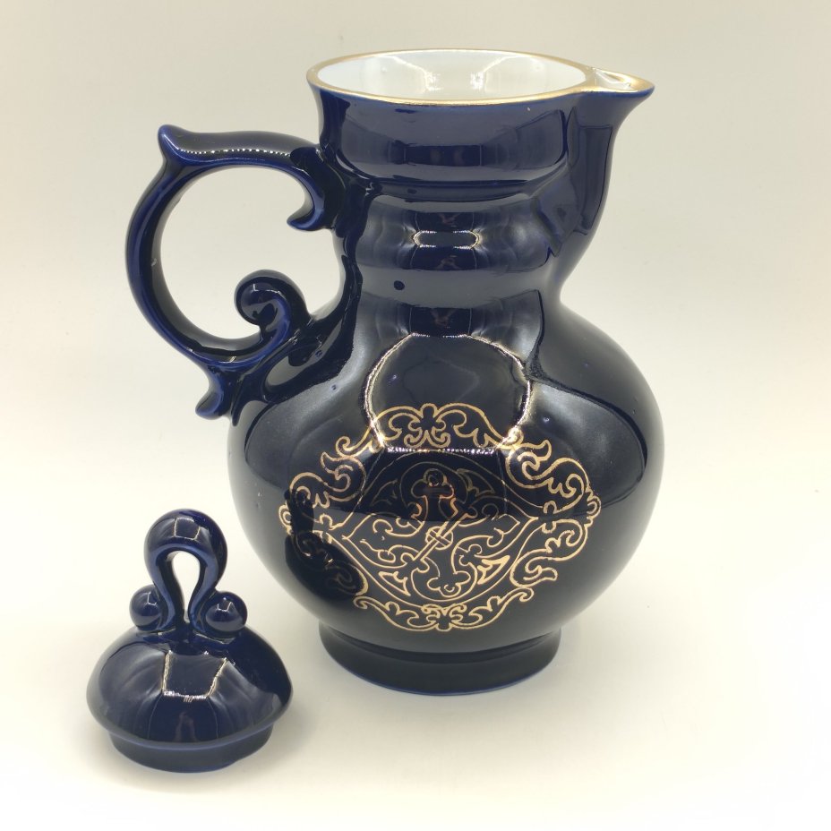 Кувшин для напитков, украшенный орнаментальным декором, фарфор, крытье кобальтом, золочение, Бронницкий завод фарфоровых изделий «Возрождение», СССР, 1971-1981 гг.