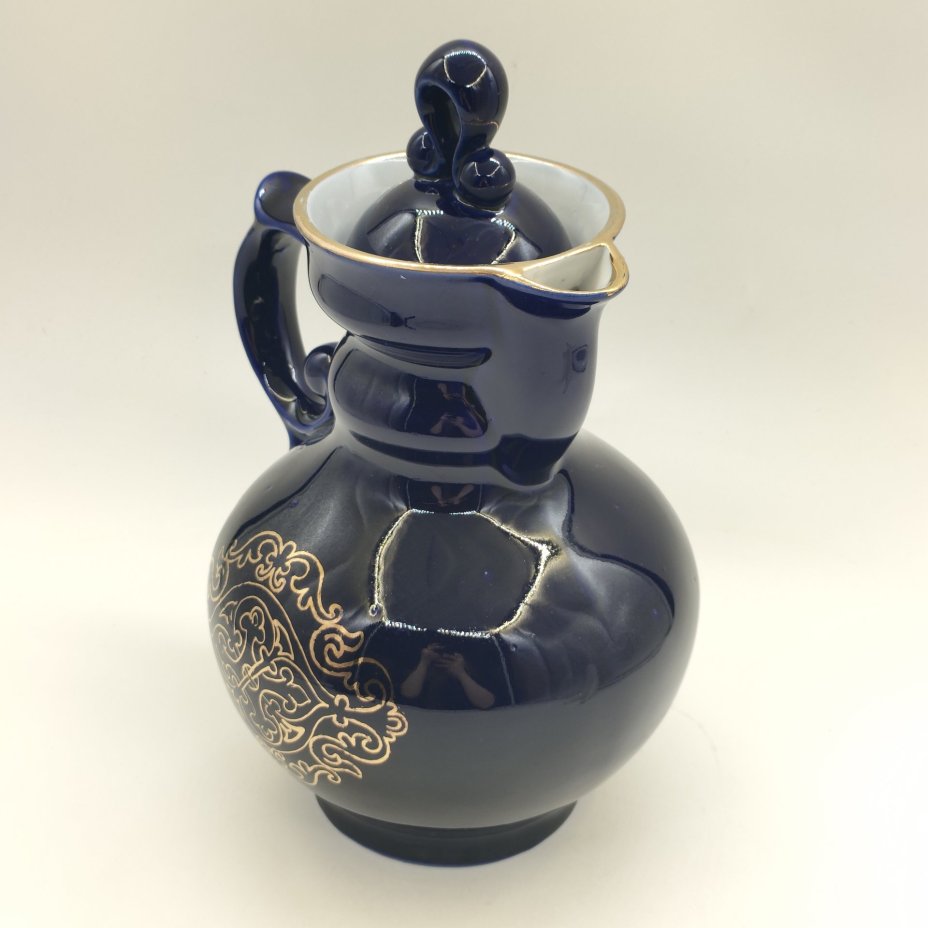 Кувшин для напитков, украшенный орнаментальным декором, фарфор, крытье кобальтом, золочение, Бронницкий завод фарфоровых изделий «Возрождение», СССР, 1971-1981 гг.