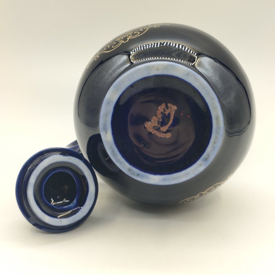 Кувшин для напитков, украшенный орнаментальным декором, фарфор, крытье кобальтом, золочение, Бронницкий завод фарфоровых изделий «Возрождение», СССР, 1971-1981 гг.