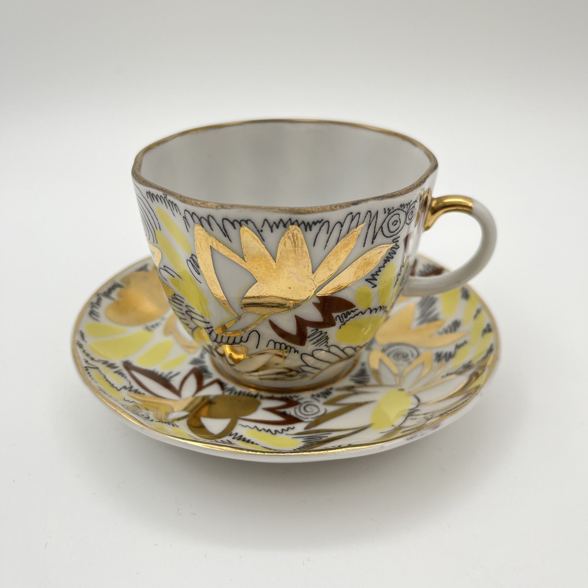 Пара кофейная "Золотые ромашки", автор росписи Л.И. Григорьева, фарфор, деколь, золочение, Ленинградский фарфоровый завод (ЛФЗ), СССР, 1975-1990 гг.