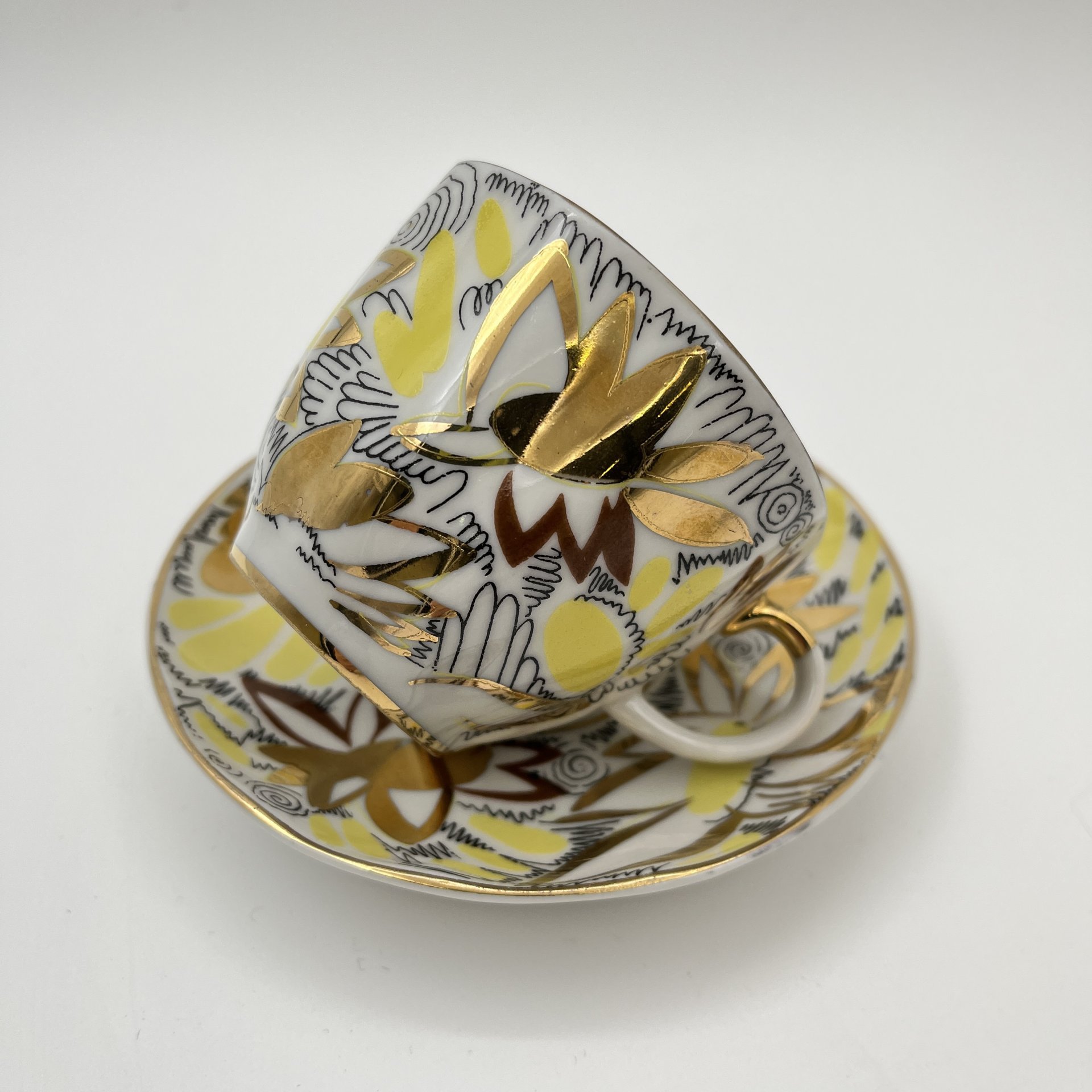 Пара кофейная "Золотые ромашки", автор росписи Л.И. Григорьева, фарфор, деколь, золочение, Ленинградский фарфоровый завод (ЛФЗ), СССР, 1975-1990 гг.