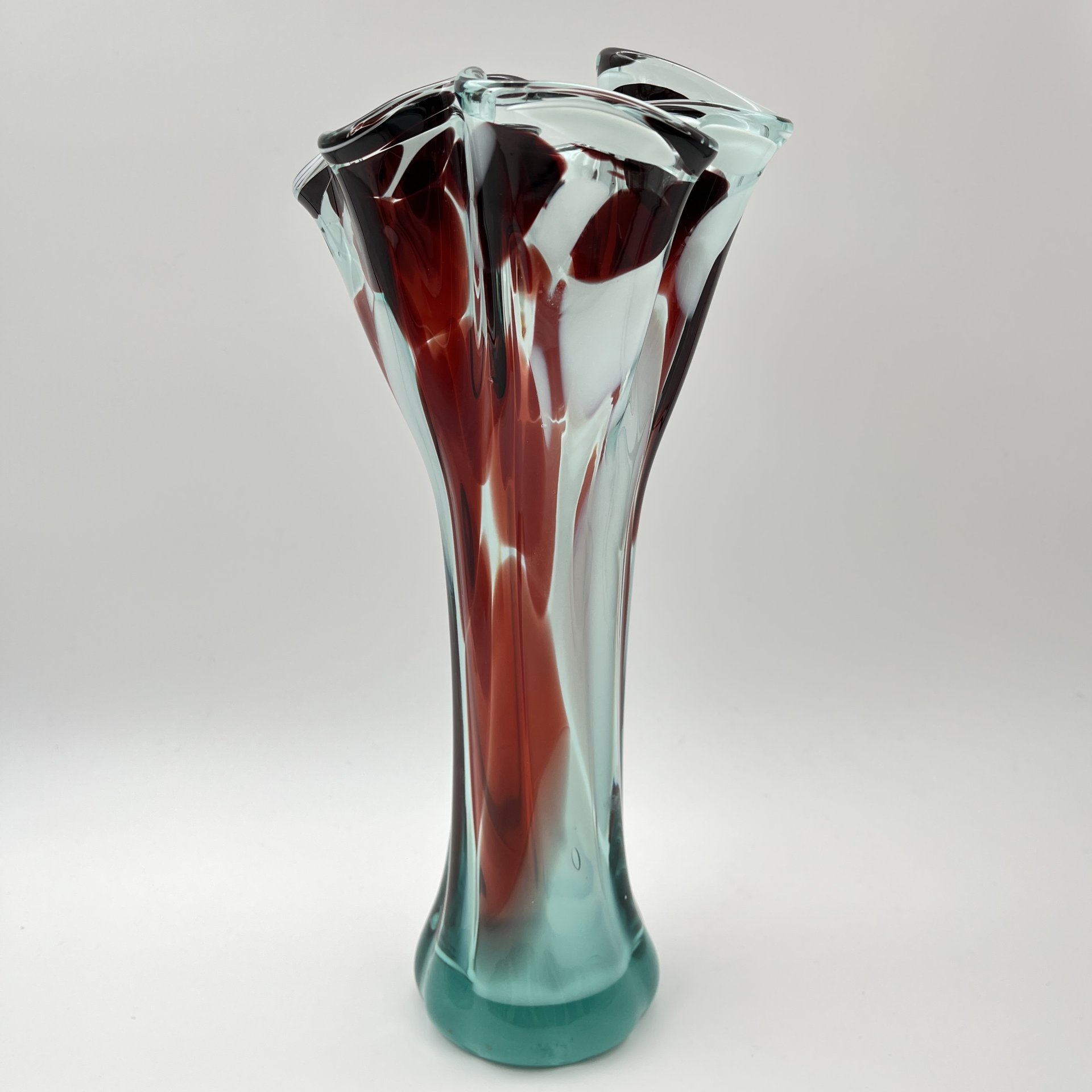 Ваза в бирюзовой гамме с волнистым горлышком, цветное стекло, гутная техника, СССР, 1970-1990 гг.