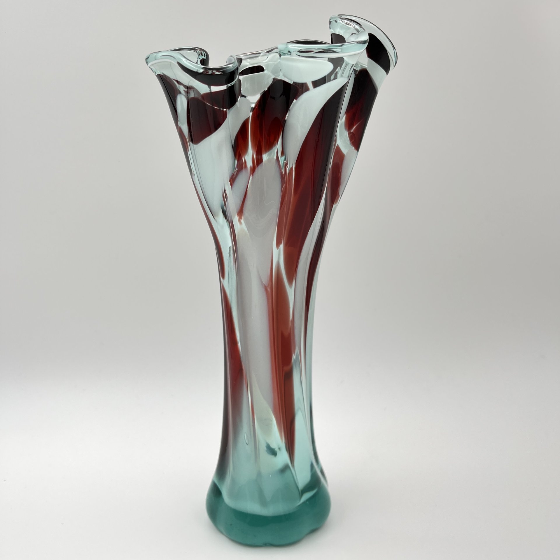 Ваза в бирюзовой гамме с волнистым горлышком, цветное стекло, гутная техника, СССР, 1970-1990 гг.