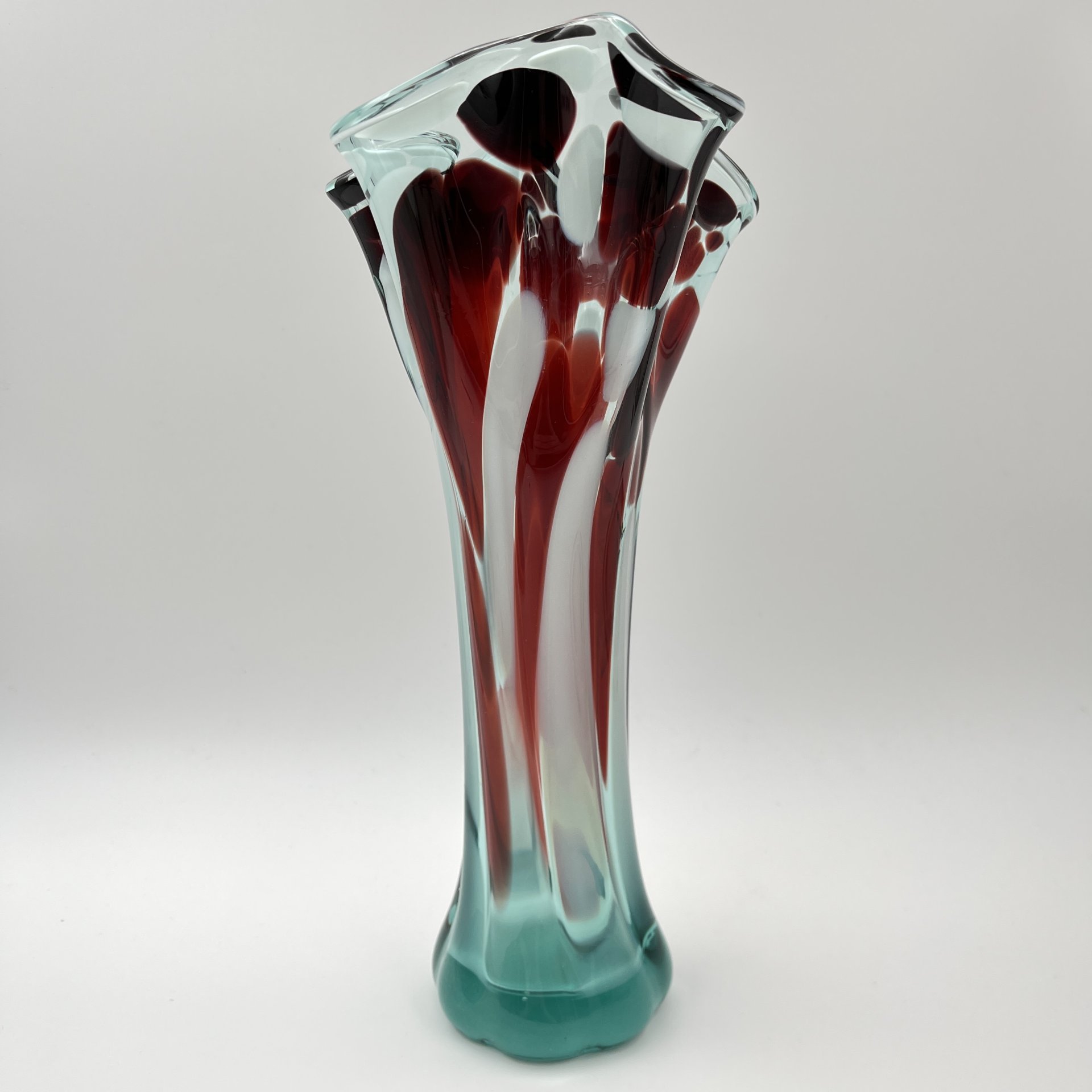 Ваза в бирюзовой гамме с волнистым горлышком, цветное стекло, гутная техника, СССР, 1970-1990 гг.