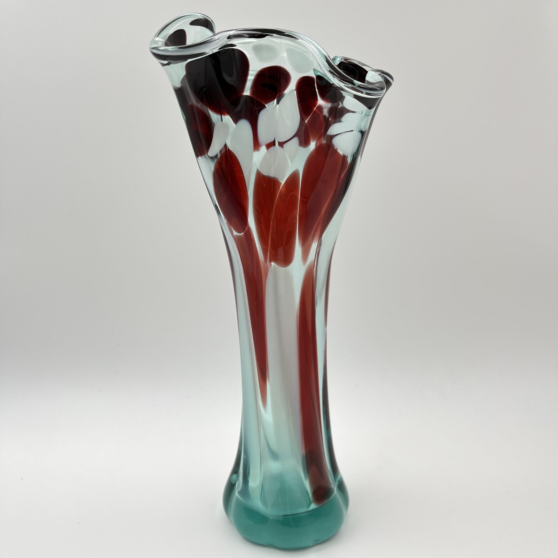 Ваза в бирюзовой гамме с волнистым горлышком, цветное стекло, гутная техника, СССР, 1970-1990 гг.