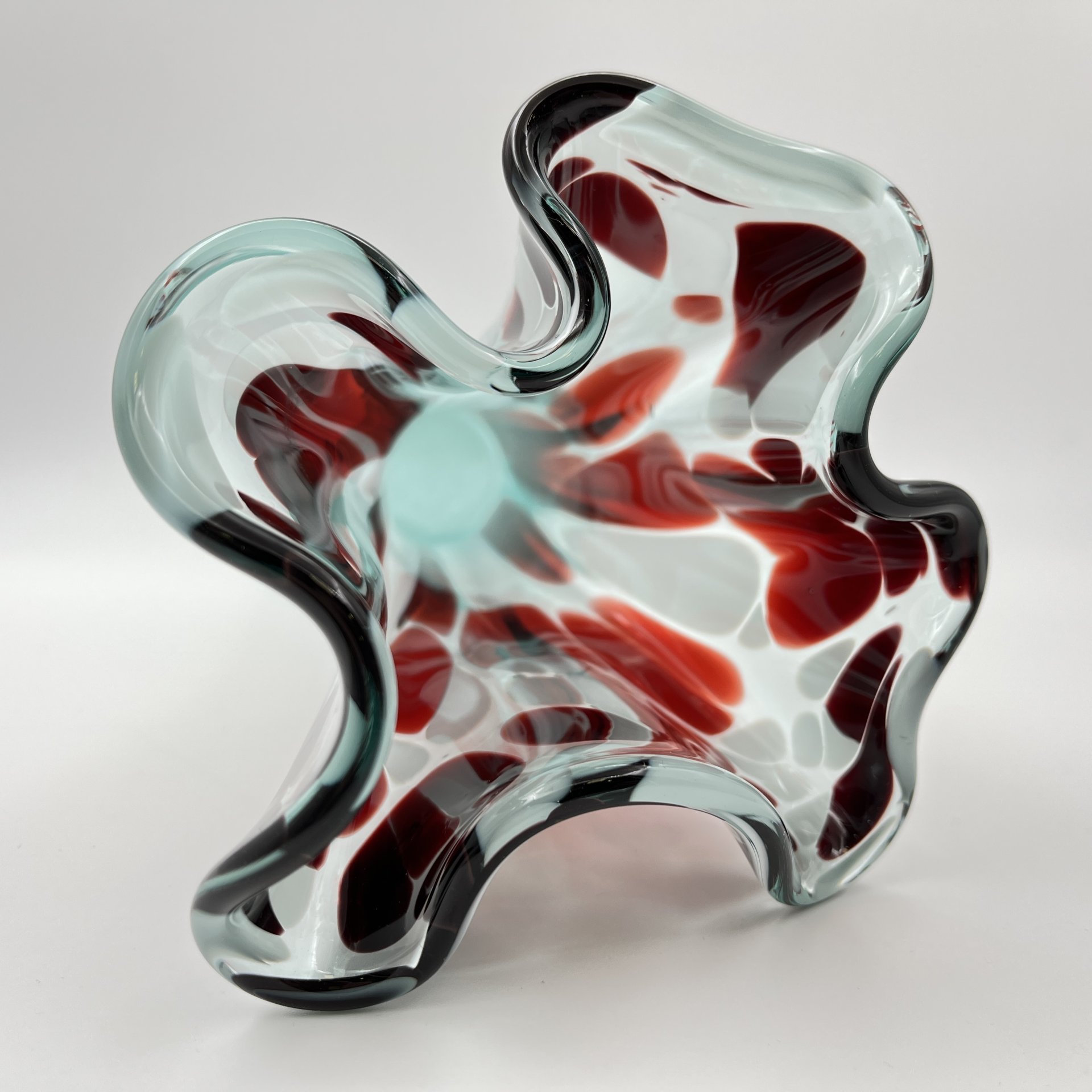 Ваза в бирюзовой гамме с волнистым горлышком, цветное стекло, гутная техника, СССР, 1970-1990 гг.