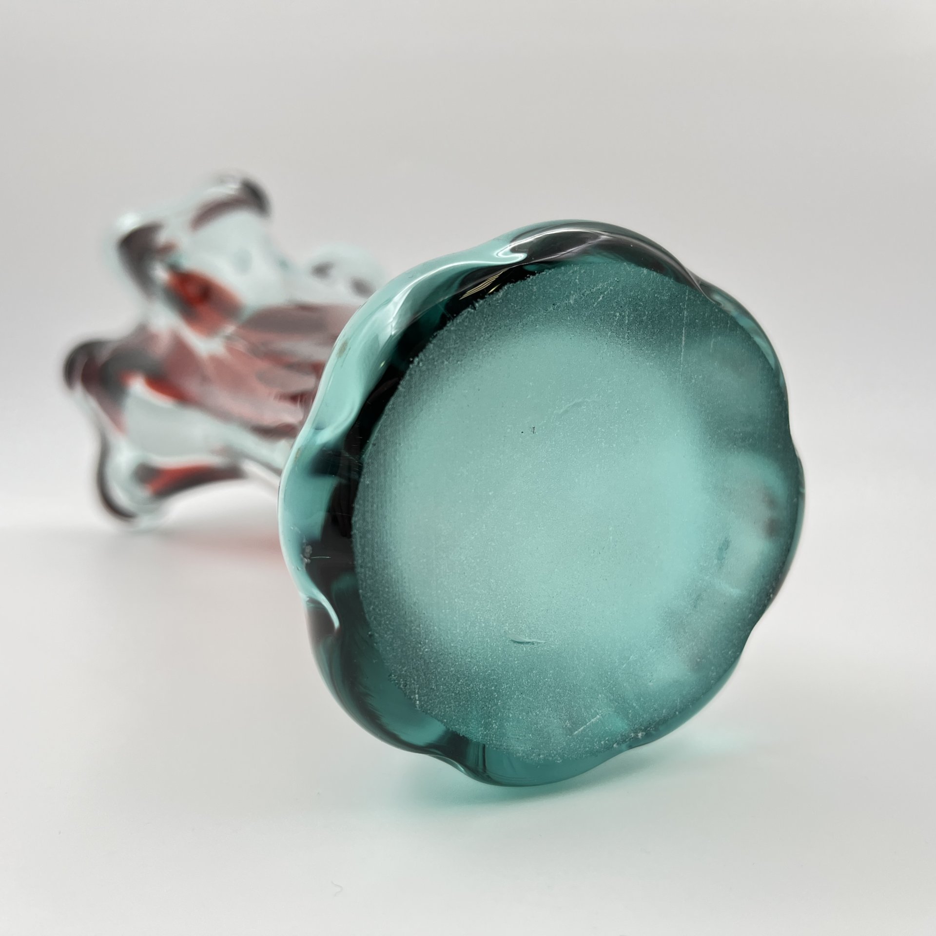 Ваза в бирюзовой гамме с волнистым горлышком, цветное стекло, гутная техника, СССР, 1970-1990 гг.