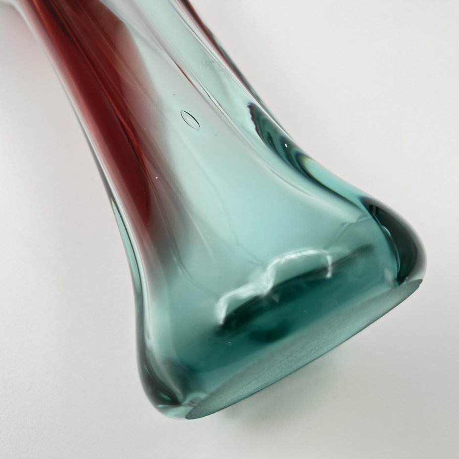 Ваза в бирюзовой гамме с волнистым горлышком
