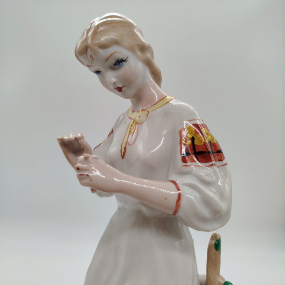 Статуэтка "Любит-не-любит" ("Гадание на ромашке"), скульптор О.Л. Жникруп, Полонский завод художественной керамики (Полонное ЗХК)