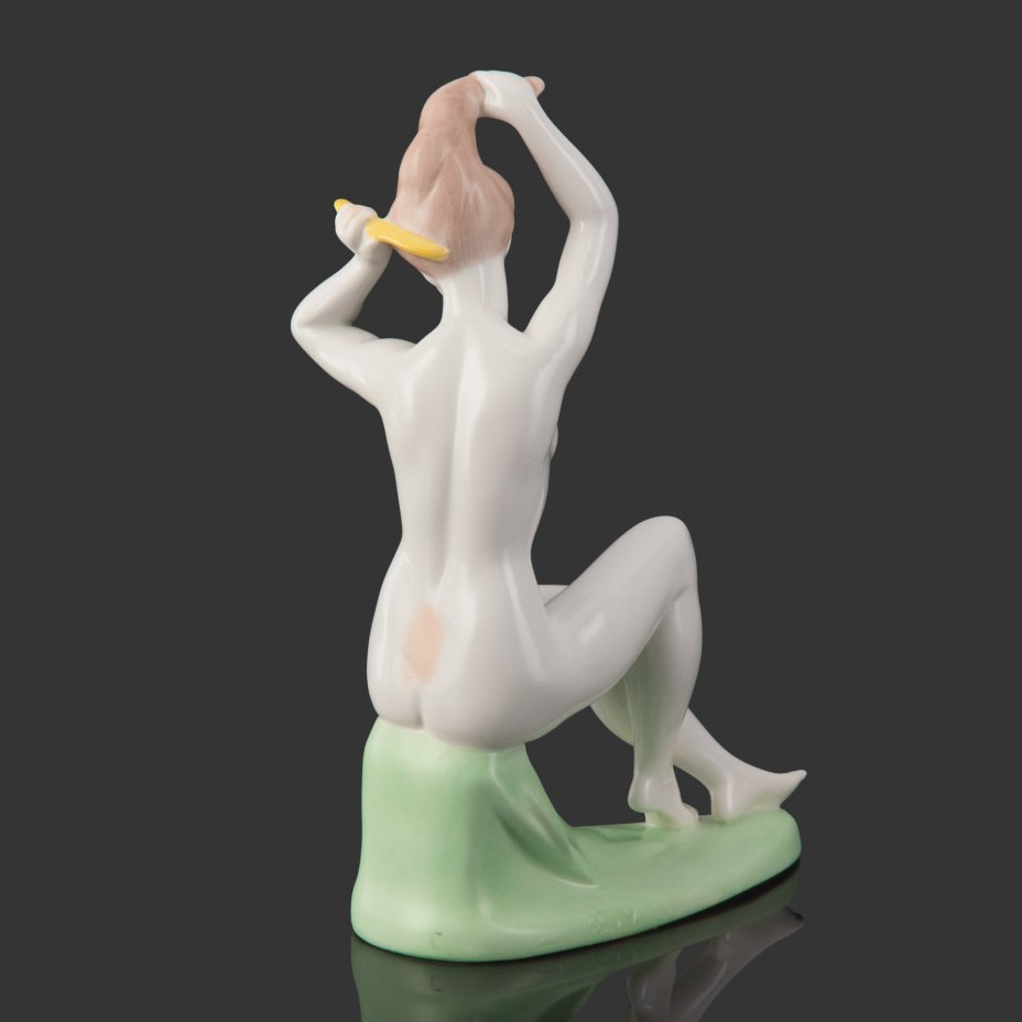 Статуэтка "Девушка с гребнем", Aquincum Porcelain