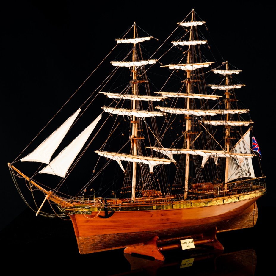 Модель клипера "Cutty Sark" (парусное судно, построенное в 1868 г. капитаном Джоном Уиллисом для участия в "чайных гонках") в комплекте с альбомом, компания "Historic Marine"