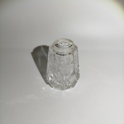 Солонка (без крышки) с цветочным декором