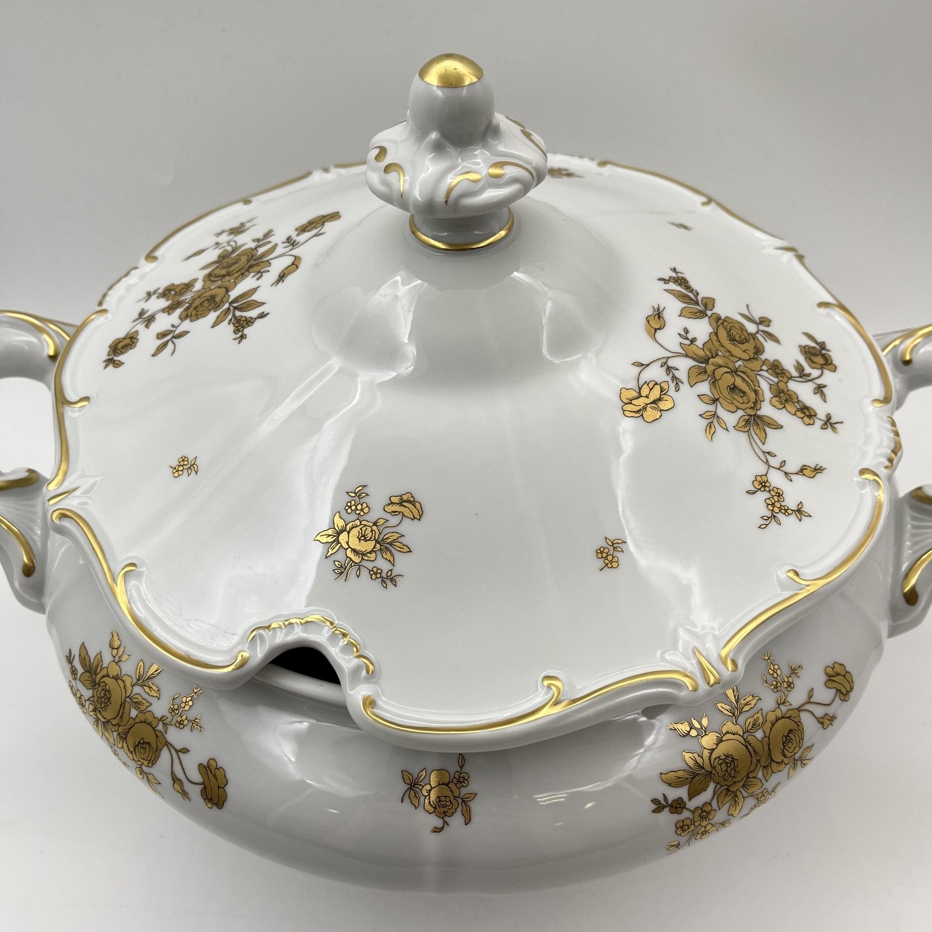 Супница, украшенная цветочным декором, серия "Katharina", фарфор, золочение, Weimar Porzellan (Веймарский фарфор), ГДР, 1950-1980 гг.