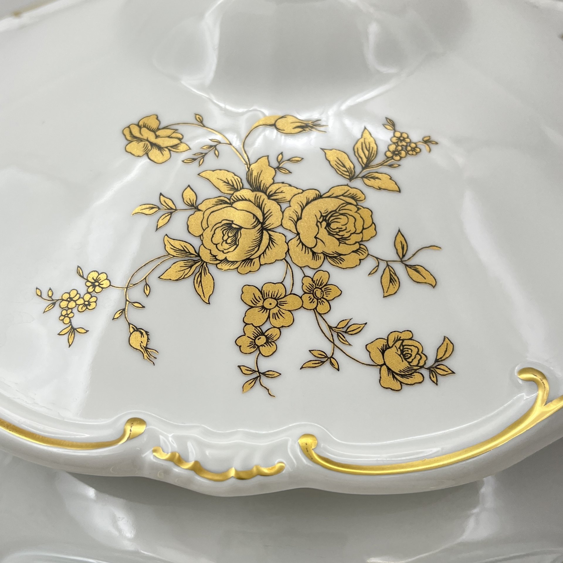 Супница, украшенная цветочным декором, серия "Katharina", фарфор, золочение, Weimar Porzellan (Веймарский фарфор), ГДР, 1950-1980 гг.