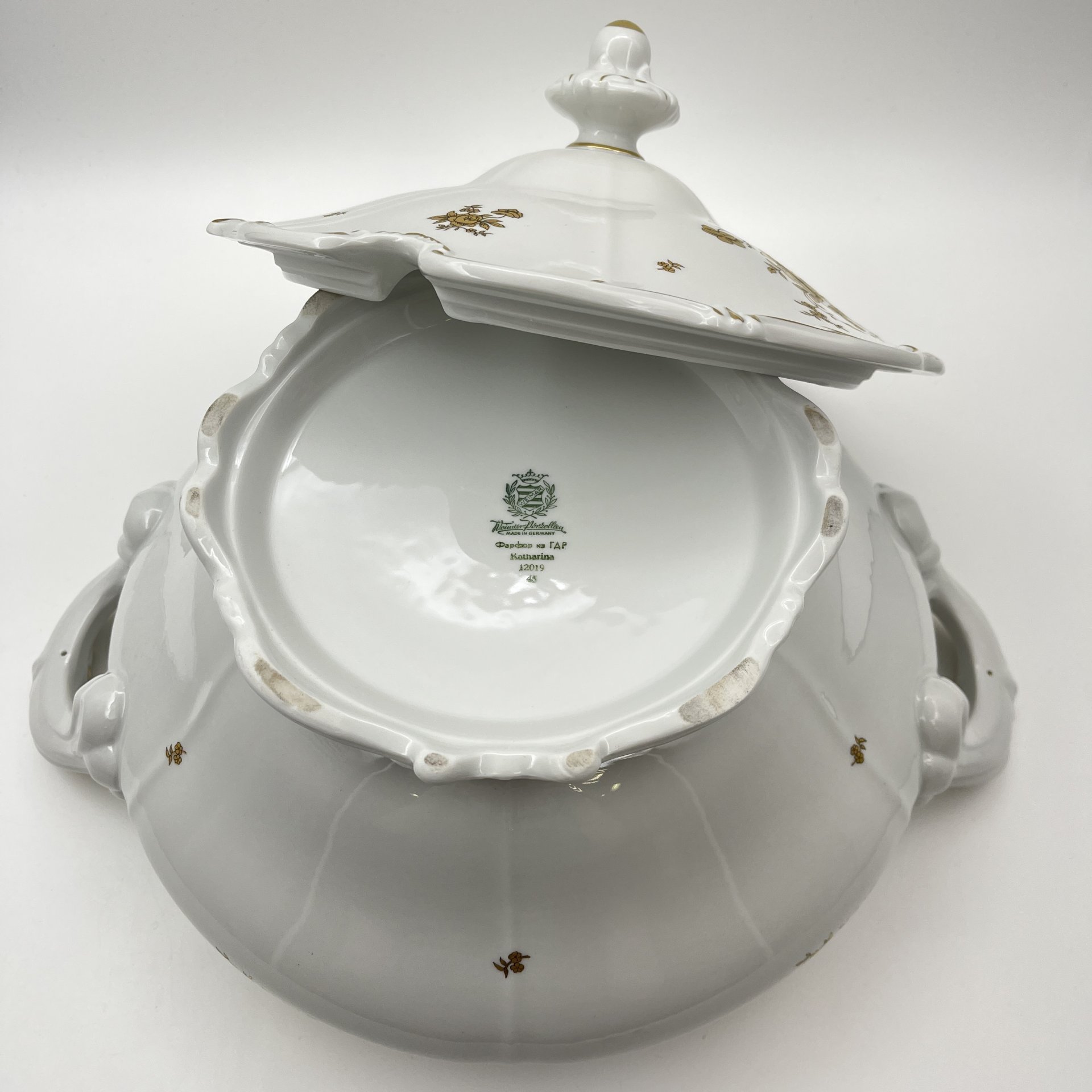 Супница, украшенная цветочным декором, серия "Katharina", фарфор, золочение, Weimar Porzellan (Веймарский фарфор), ГДР, 1950-1980 гг.