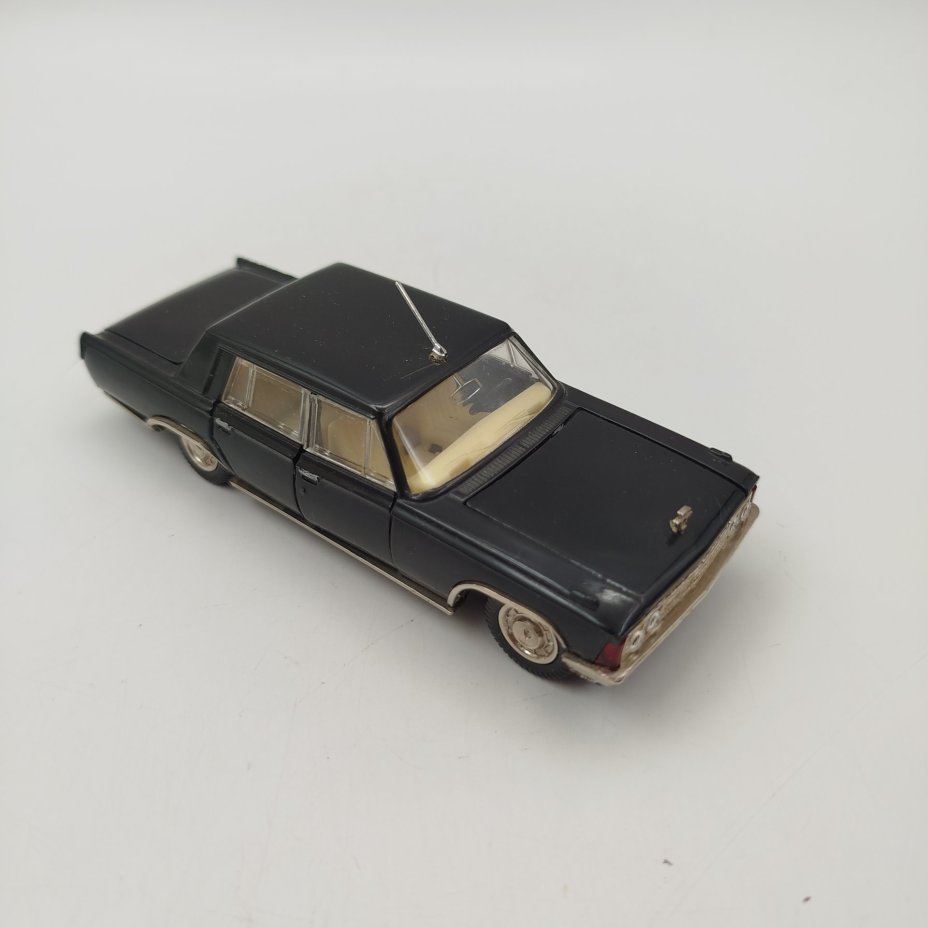 Модель автомобиля "ЗИЛ-117", в масштабе 1:43, композитный материал, картон, Саратовский завод «Тантал», СССР, 1982-1987 гг.