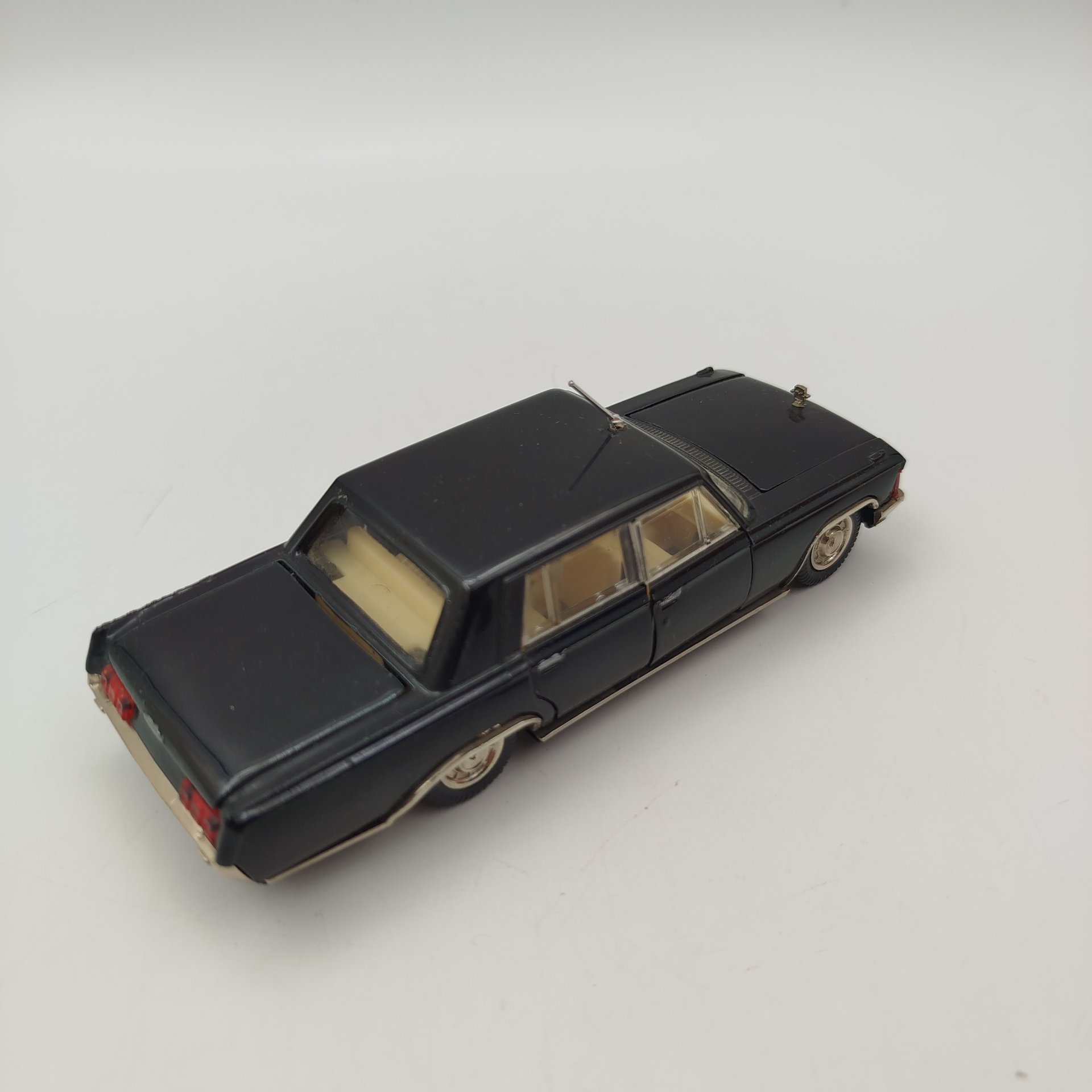 Модель автомобиля "ЗИЛ-117", в масштабе 1:43, композитный материал, картон, Саратовский завод «Тантал», СССР, 1982-1987 гг.