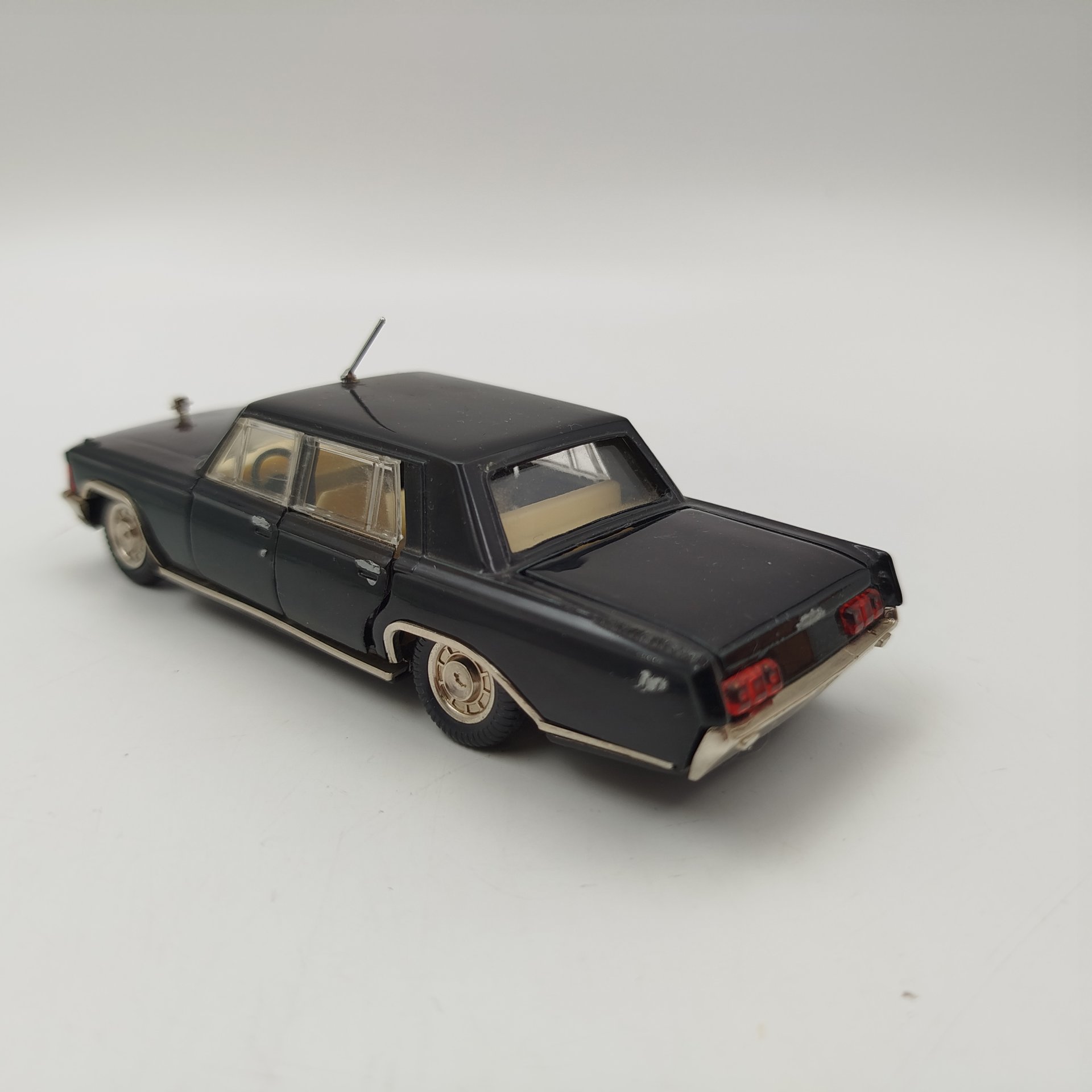 Модель автомобиля "ЗИЛ-117", в масштабе 1:43, композитный материал, картон, Саратовский завод «Тантал», СССР, 1982-1987 гг.