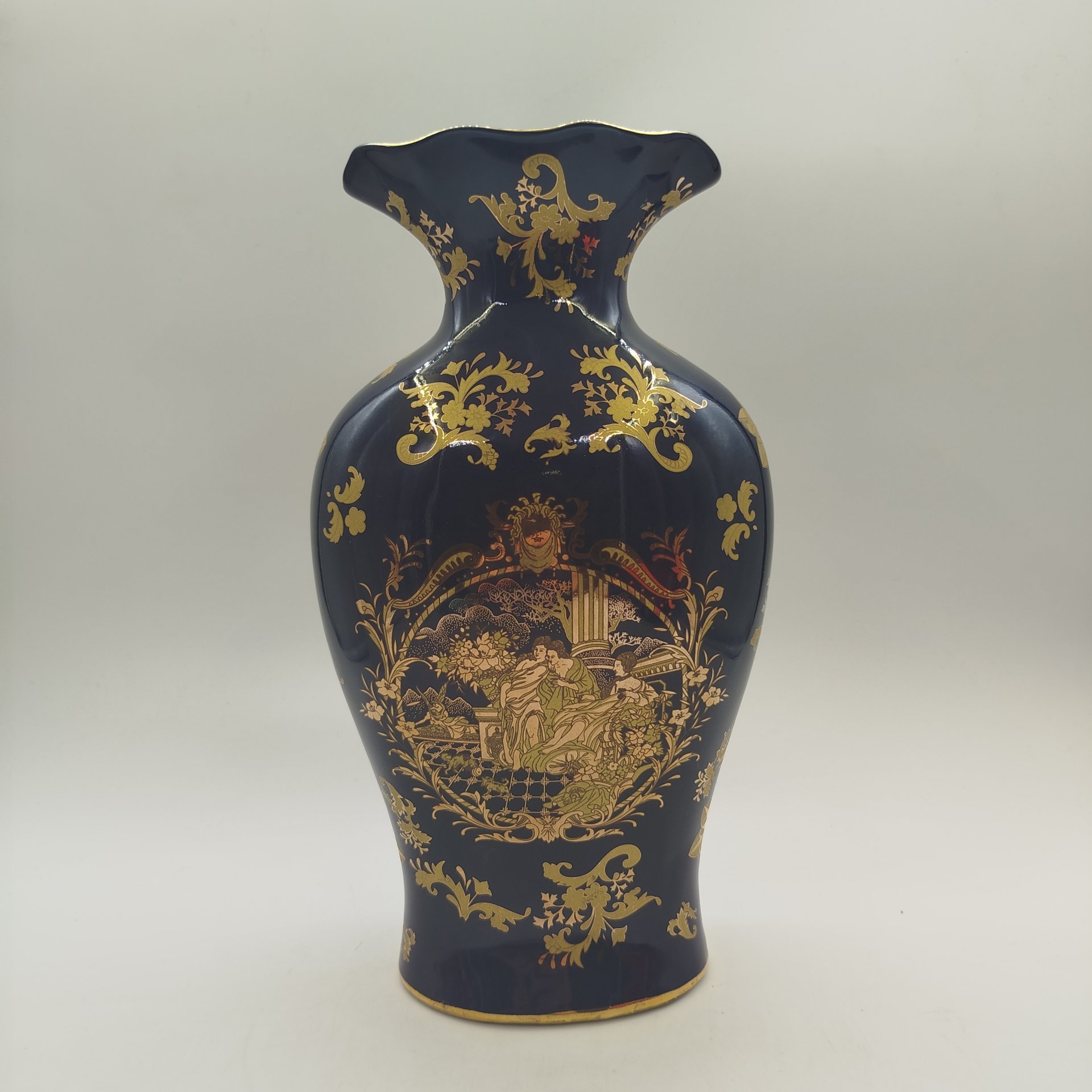 Ваза с фестончатым горлом украшенная растительным декором, фаянс, крытье, деколь, золочение, Европа, 1990-2010 гг.