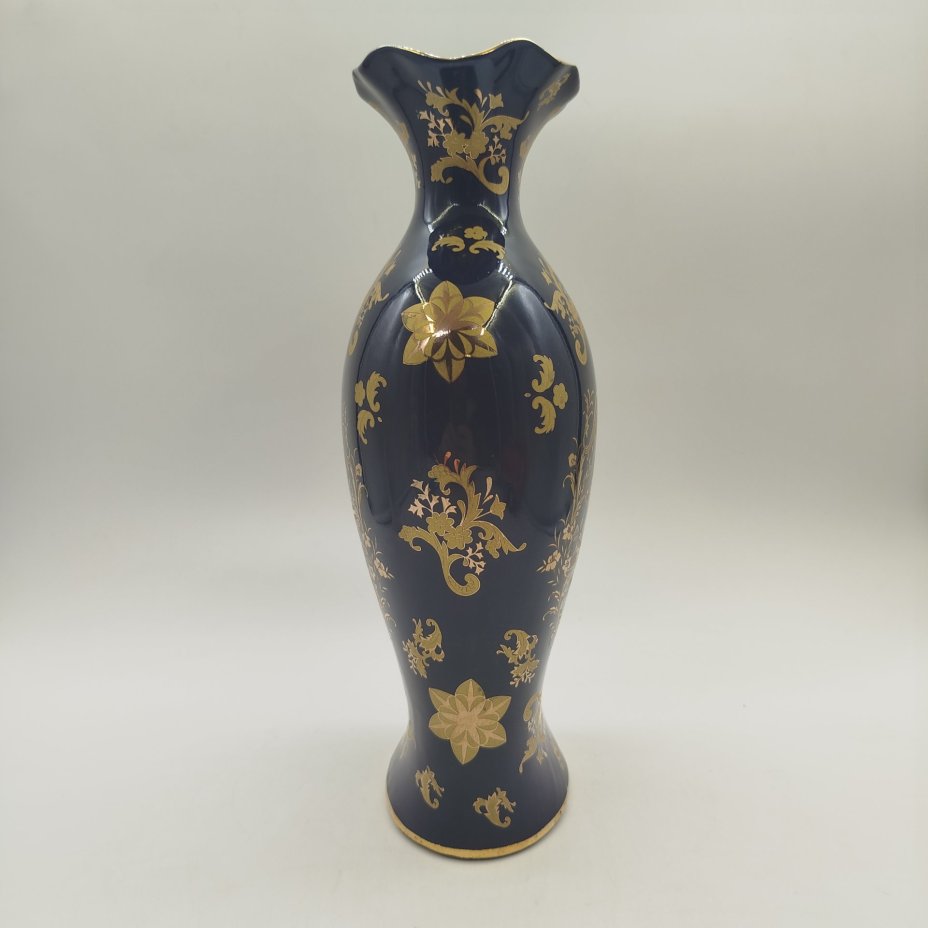 Ваза с фестончатым горлом украшенная растительным декором