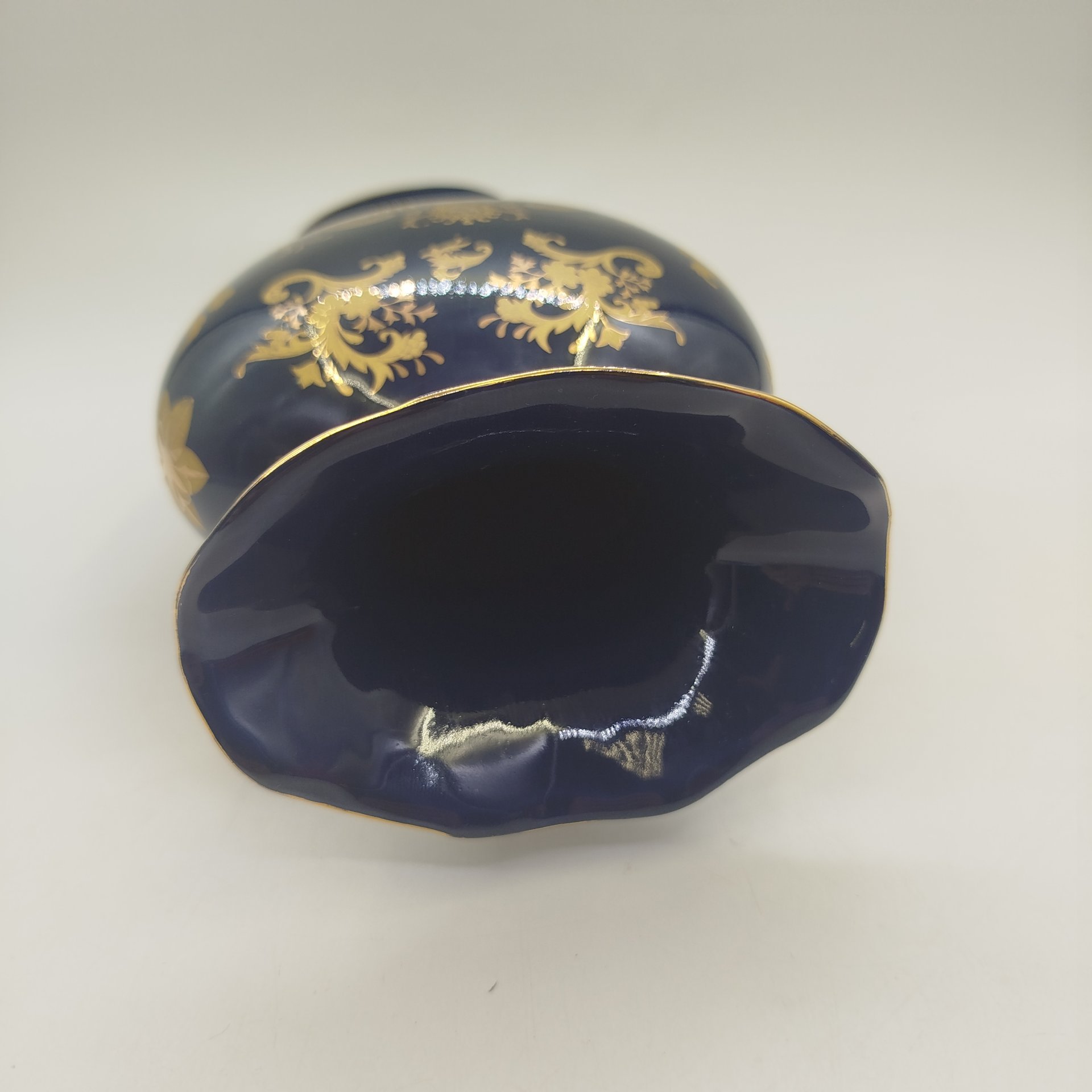 Ваза с фестончатым горлом украшенная растительным декором, фаянс, крытье, деколь, золочение, Европа, 1990-2010 гг.