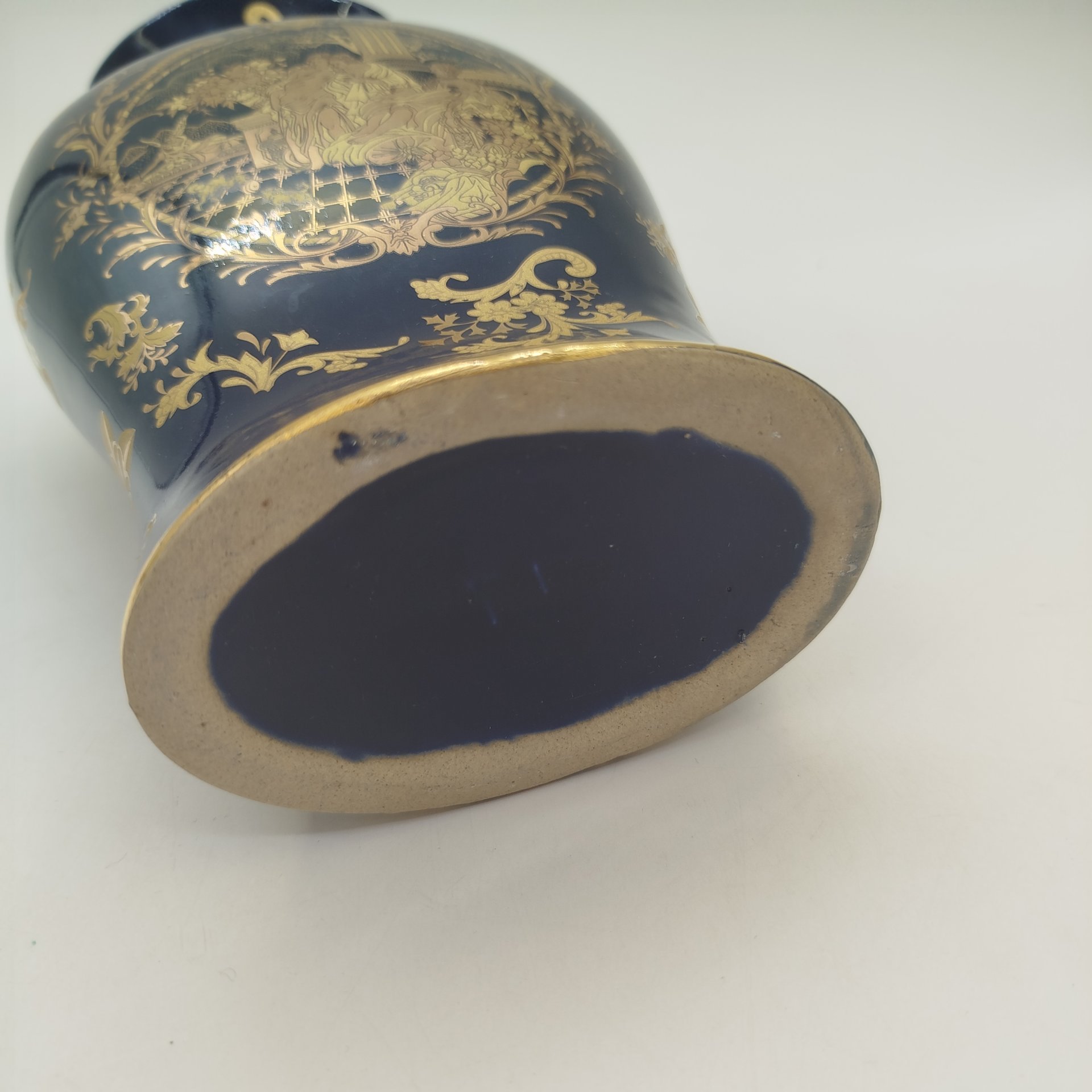 Ваза с фестончатым горлом украшенная растительным декором, фаянс, крытье, деколь, золочение, Европа, 1990-2010 гг.