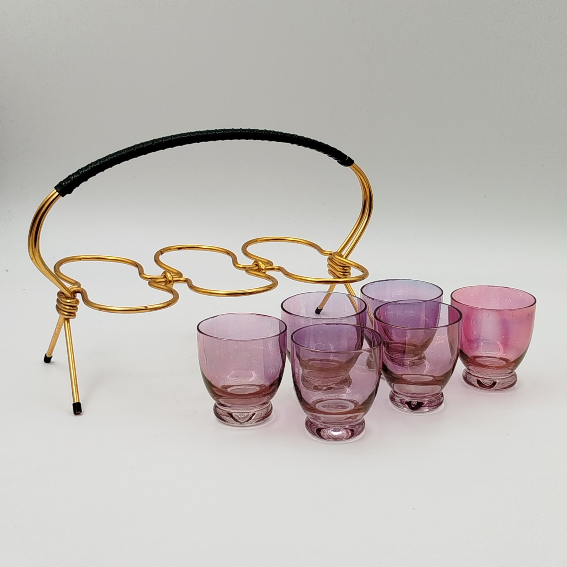 Набор стопок лилового оттенка на золотистой подставке (на 6 персон)