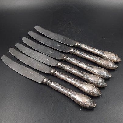 Набор из шести десертных ножей с растительным декором, мНЦ (медь-никель-цинк), сталь, Вольнянский завод столовых приборов им. Шевченко (ЗiШ, ЗиШ), СССР, 1960-1980 гг.