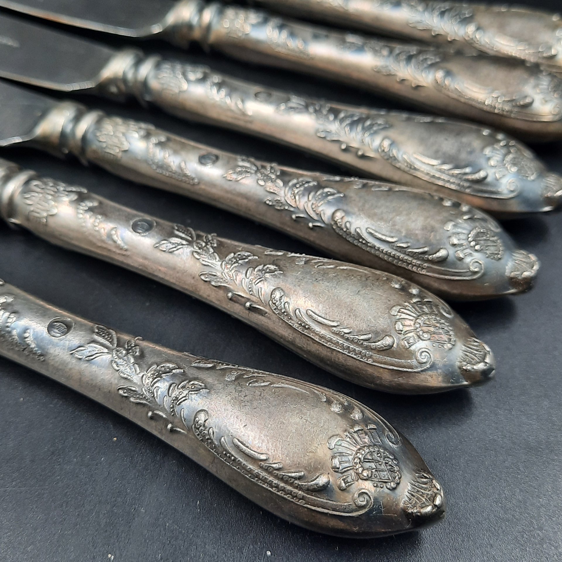 Набор из шести десертных ножей с растительным декором, мНЦ (медь-никель-цинк), сталь, Вольнянский завод столовых приборов им. Шевченко (ЗiШ, ЗиШ), СССР, 1960-1980 гг.