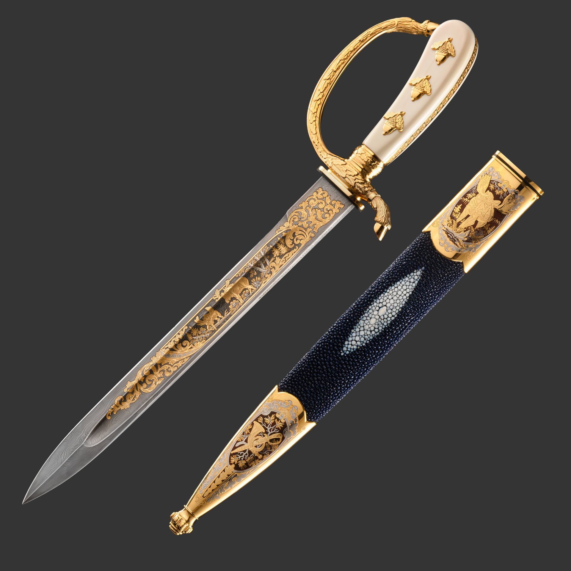 Кинжал охотничий «Хиршфангер», дамасская сталь, латунь, дерево, кожа ската, кость мамонта, золочение, литьевые элементы декора; в деревянном подарочном коробе с бархатным ложементом, Российская Федерация, 2024 г.