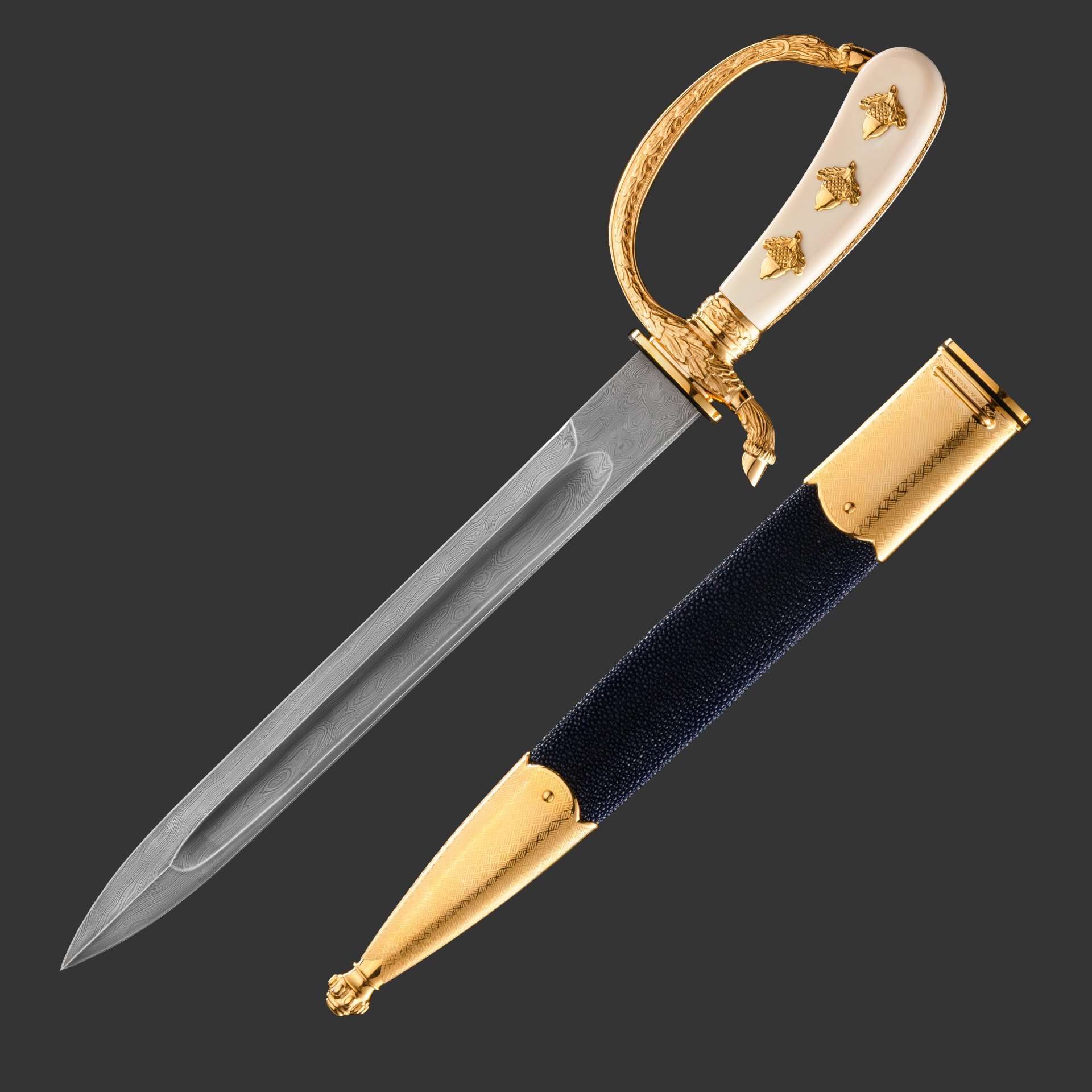 Кинжал охотничий «Хиршфангер», дамасская сталь, латунь, дерево, кожа ската, кость мамонта, золочение, литьевые элементы декора; в деревянном подарочном коробе с бархатным ложементом, Российская Федерация, 2024 г.