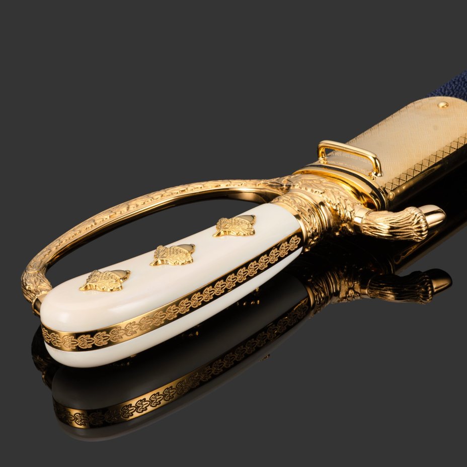 Кинжал охотничий «Хиршфангер», дамасская сталь, латунь, дерево, кожа ската, кость мамонта, золочение, литьевые элементы декора; в деревянном подарочном коробе с бархатным ложементом