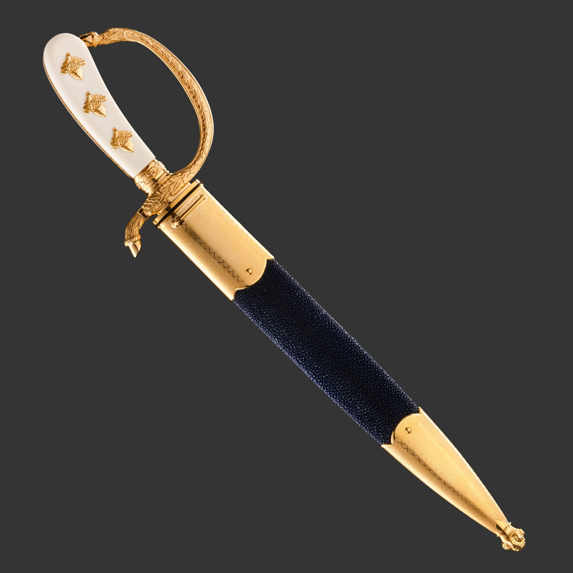 Кинжал охотничий «Хиршфангер», дамасская сталь, латунь, дерево, кожа ската, кость мамонта, золочение, литьевые элементы декора; в деревянном подарочном коробе с бархатным ложементом, Российская Федерация, 2024 г.