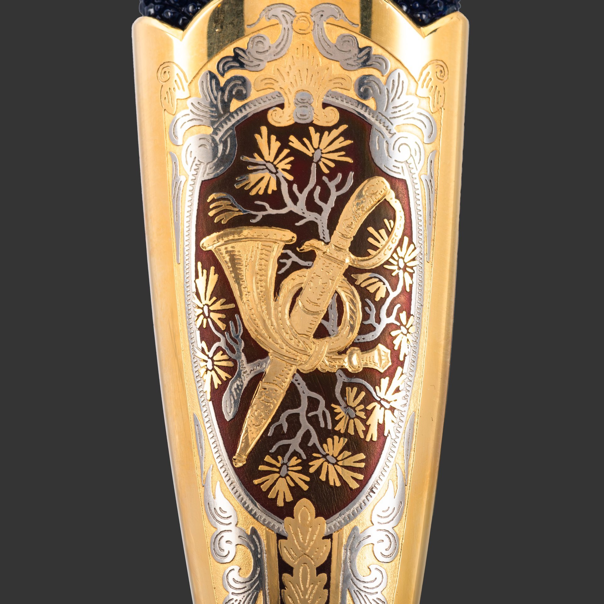 Кинжал охотничий «Хиршфангер», дамасская сталь, латунь, дерево, кожа ската, кость мамонта, золочение, литьевые элементы декора; в деревянном подарочном коробе с бархатным ложементом, Российская Федерация, 2024 г.
