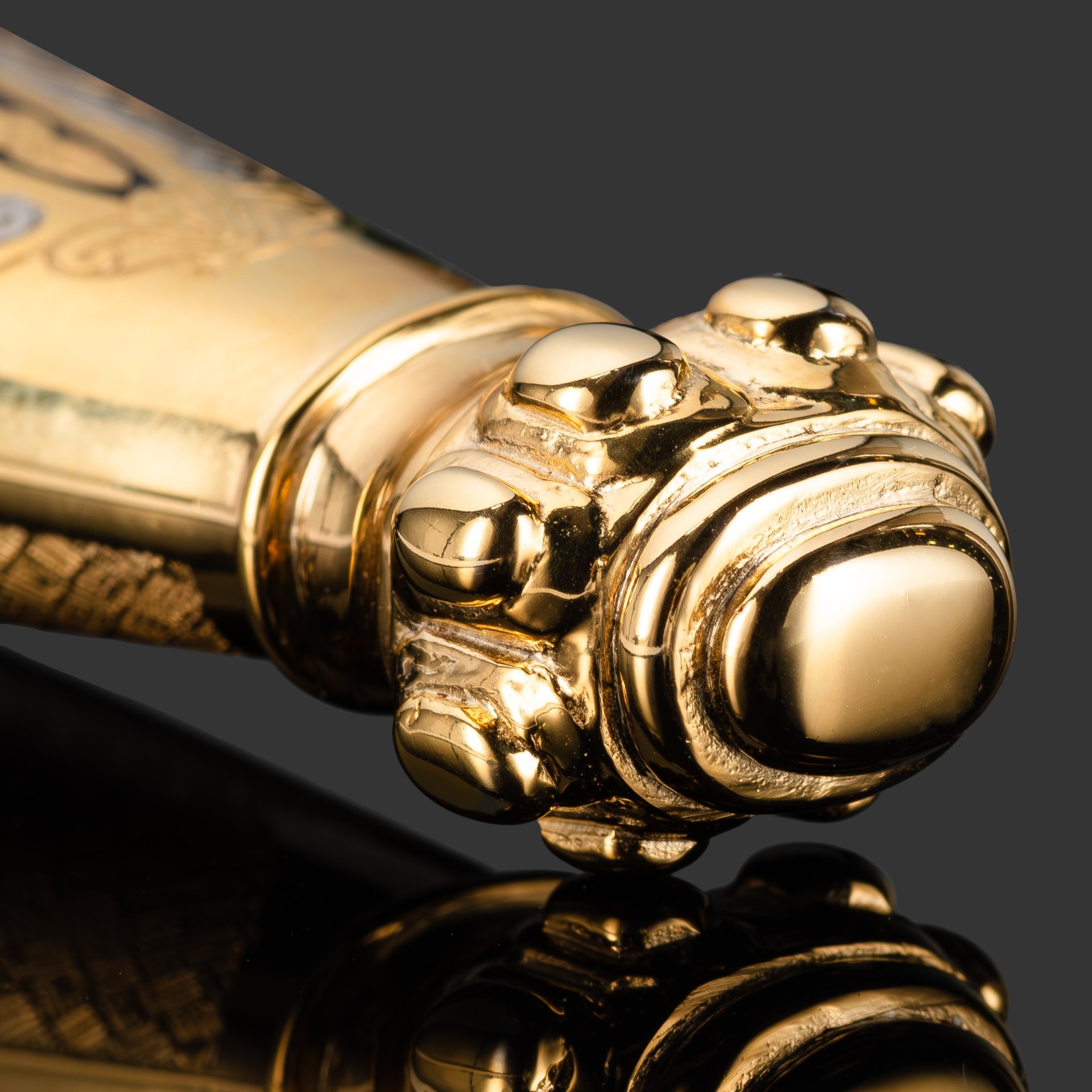 Кинжал охотничий «Хиршфангер», дамасская сталь, латунь, дерево, кожа ската, кость мамонта, золочение, литьевые элементы декора; в деревянном подарочном коробе с бархатным ложементом, Российская Федерация, 2024 г.