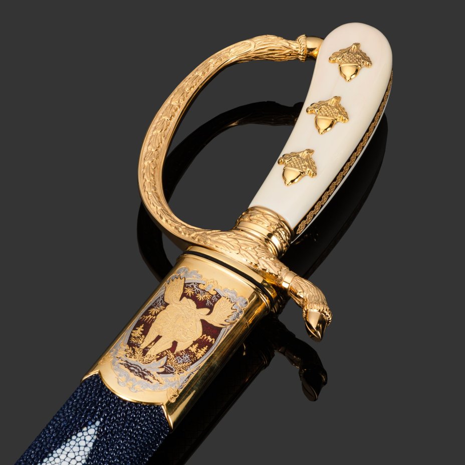 Кинжал охотничий «Хиршфангер», дамасская сталь, латунь, дерево, кожа ската, кость мамонта, золочение, литьевые элементы декора; в деревянном подарочном коробе с бархатным ложементом