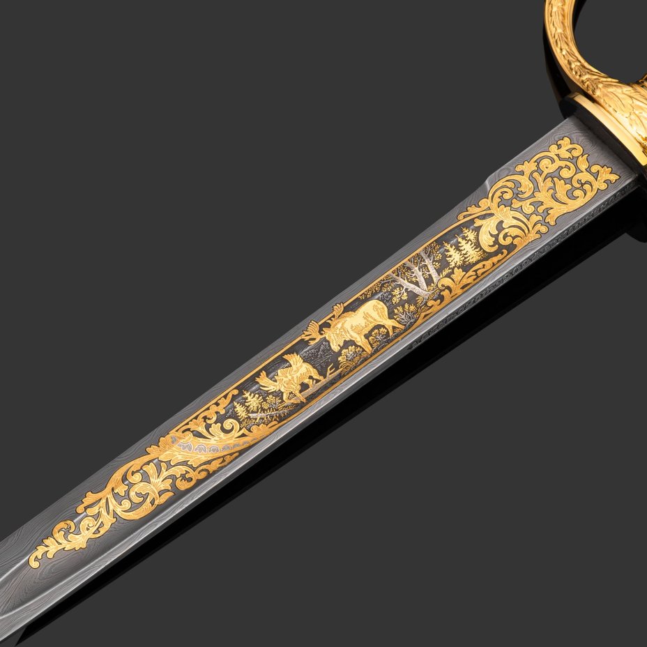 Кинжал охотничий «Хиршфангер», дамасская сталь, латунь, дерево, кожа ската, кость мамонта, золочение, литьевые элементы декора; в деревянном подарочном коробе с бархатным ложементом