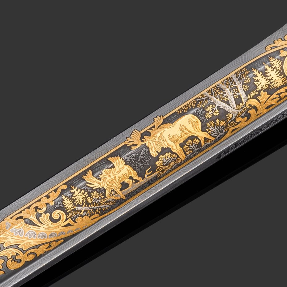 Кинжал охотничий «Хиршфангер», дамасская сталь, латунь, дерево, кожа ската, кость мамонта, золочение, литьевые элементы декора; в деревянном подарочном коробе с бархатным ложементом