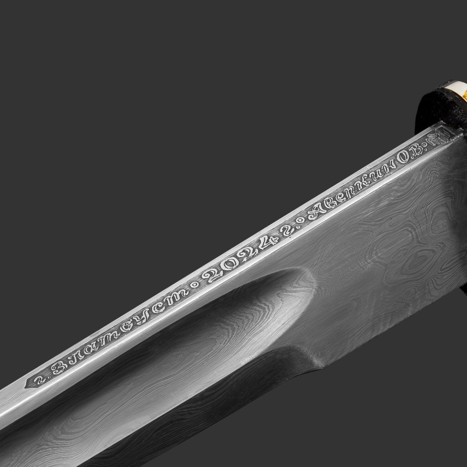 Кинжал охотничий «Хиршфангер», дамасская сталь, латунь, дерево, кожа ската, кость мамонта, золочение, литьевые элементы декора; в деревянном подарочном коробе с бархатным ложементом