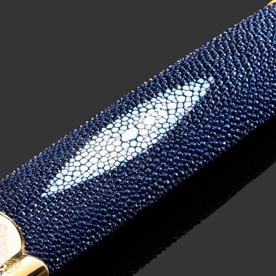 Кинжал охотничий «Хиршфангер», дамасская сталь, латунь, дерево, кожа ската, кость мамонта, золочение, литьевые элементы декора; в деревянном подарочном коробе с бархатным ложементом