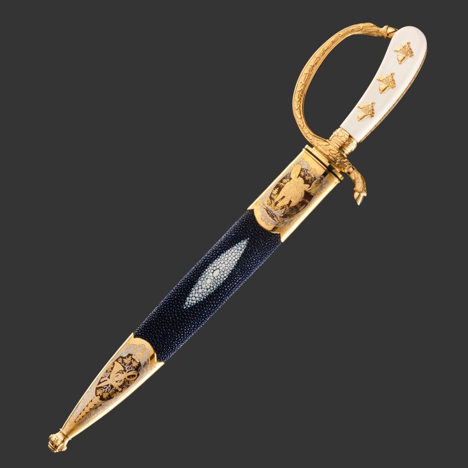 Кинжал охотничий «Хиршфангер», дамасская сталь, латунь, дерево, кожа ската, кость мамонта, золочение, литьевые элементы декора; в деревянном подарочном коробе с бархатным ложементом