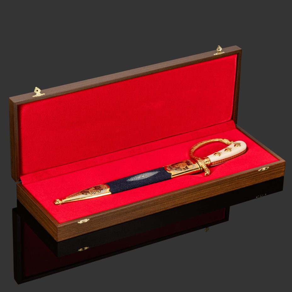 Кинжал охотничий «Хиршфангер», дамасская сталь, латунь, дерево, кожа ската, кость мамонта, золочение, литьевые элементы декора; в деревянном подарочном коробе с бархатным ложементом