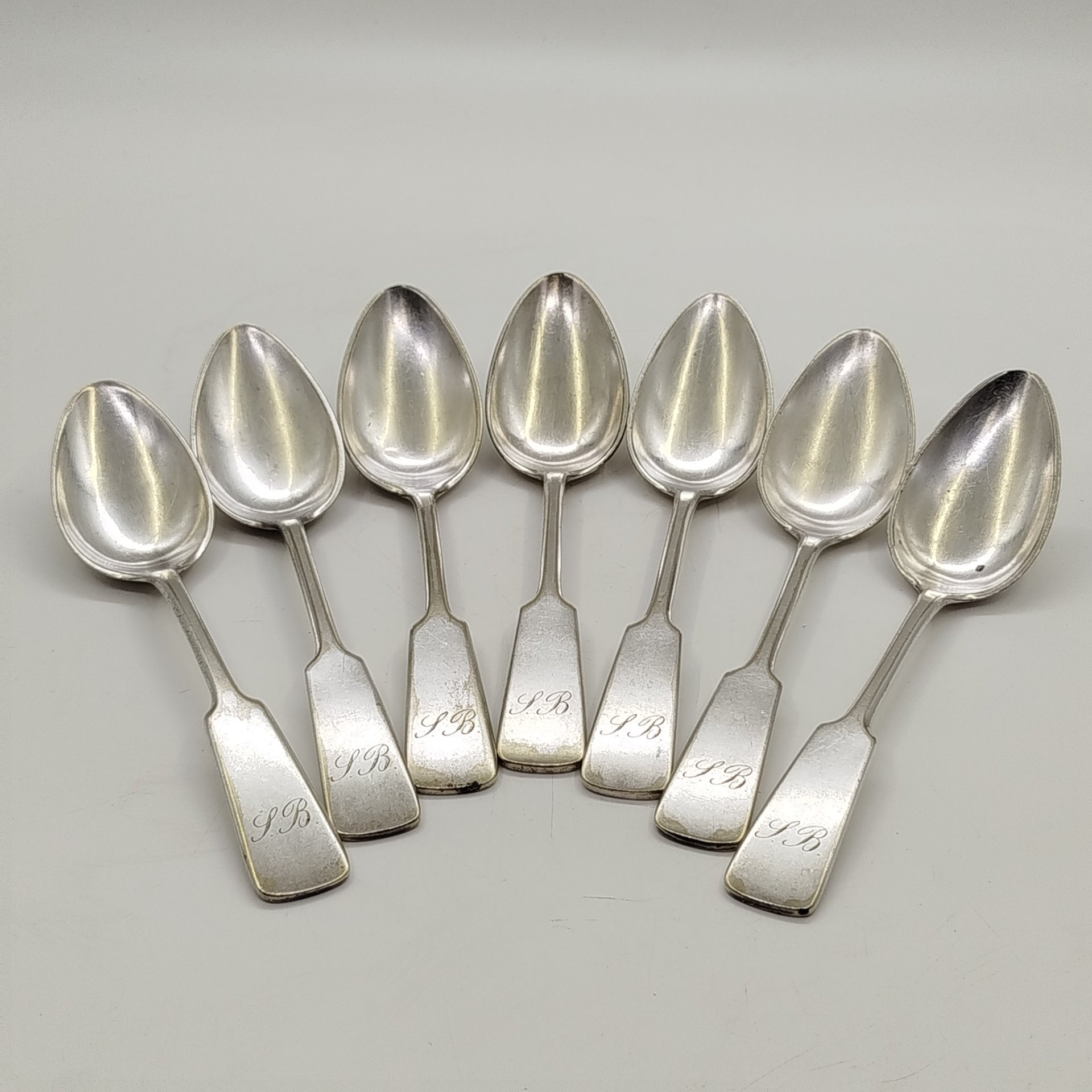 Набор из семи десертных ложек с инициалами "Y.B." на черенках, металл, серебрение, Fraget (Фабрика серебряных и плакированных изделий Иосифа Фраже), Царство Польское, 1870-1900 гг.