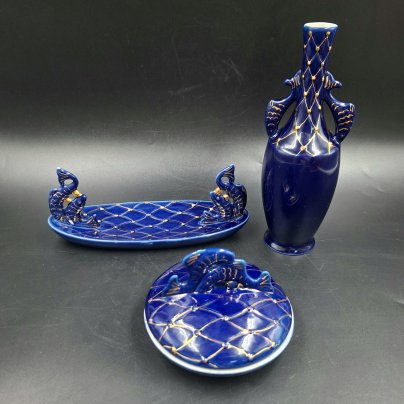 Набор туалетный «Ильмень-озеро» (лоток, шкатулка и декоративная ваза), автор Гаврилова Т.А., фарфор, крытье кобальтом, золочение, Бронницкий завод фарфоровых изделий «Возрождение», СССР, 1971-1981 гг.