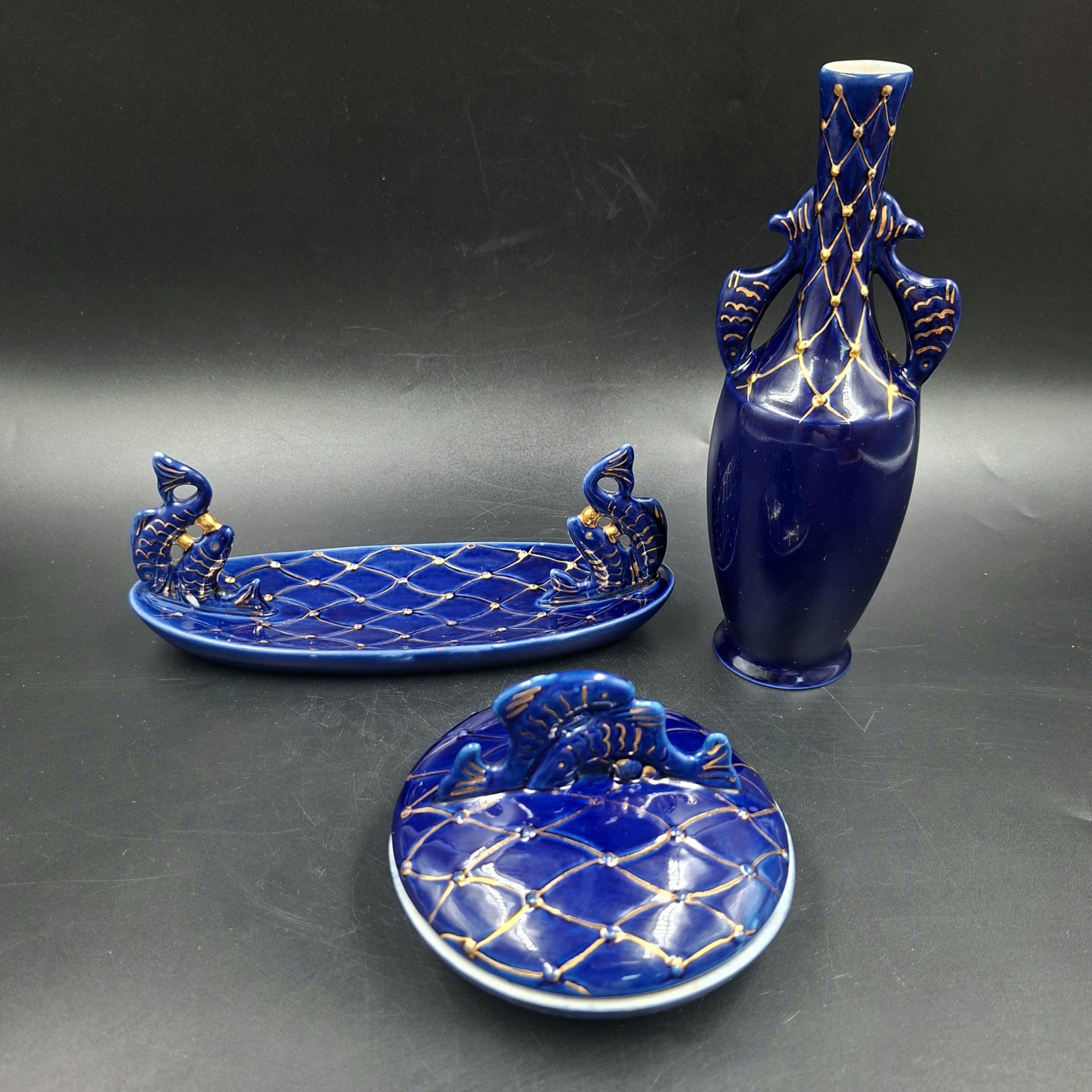 Набор туалетный «Ильмень-озеро» (лоток, шкатулка и декоративная ваза), автор Гаврилова Т.А., фарфор, крытье кобальтом, золочение, Бронницкий завод фарфоровых изделий «Возрождение», СССР, 1971-1981 гг.