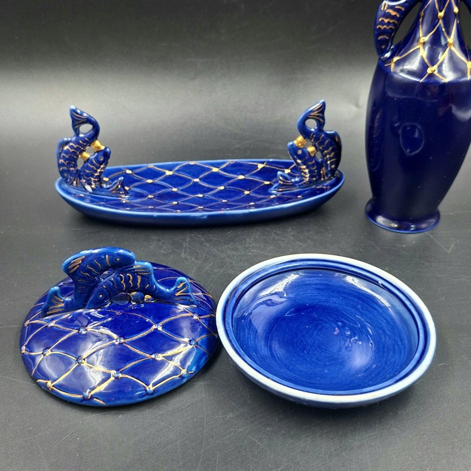 Набор туалетный «Ильмень-озеро» (лоток, шкатулка и декоративная ваза), автор Гаврилова Т.А., фарфор, крытье кобальтом, золочение, Бронницкий завод фарфоровых изделий «Возрождение», СССР, 1971-1981 гг.