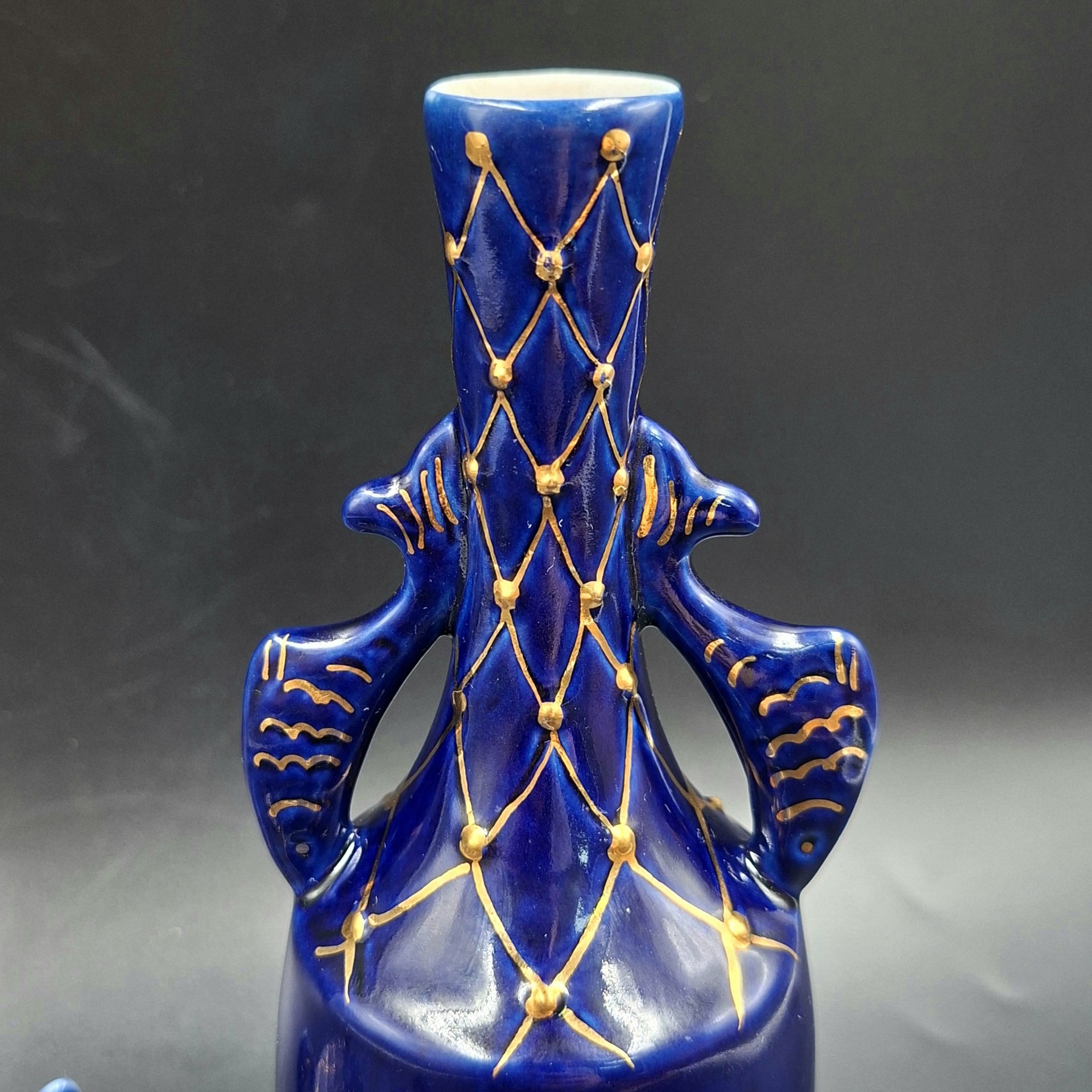 Набор туалетный «Ильмень-озеро» (лоток, шкатулка и декоративная ваза), автор Гаврилова Т.А., фарфор, крытье кобальтом, золочение, Бронницкий завод фарфоровых изделий «Возрождение», СССР, 1971-1981 гг.